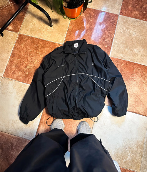 Chaqueta deportiva negra con líneas blancas