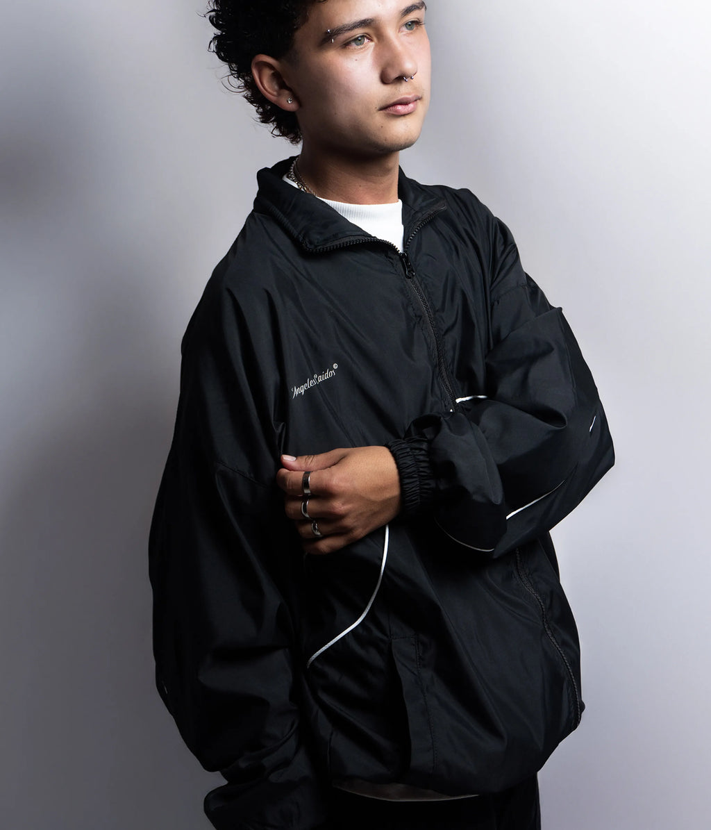 Chaqueta deportiva negra con líneas blancas