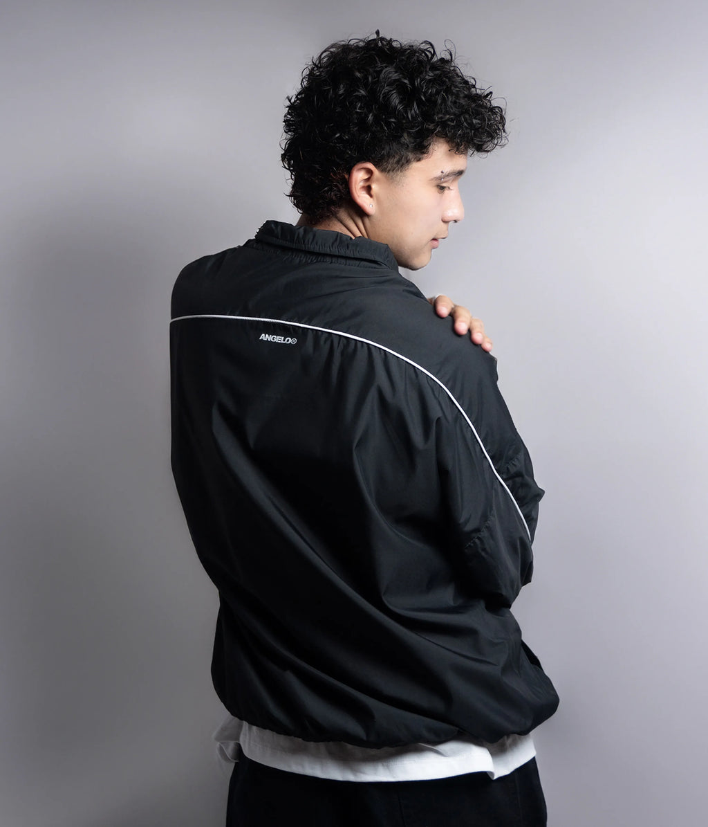 Chaqueta deportiva negra con líneas blancas