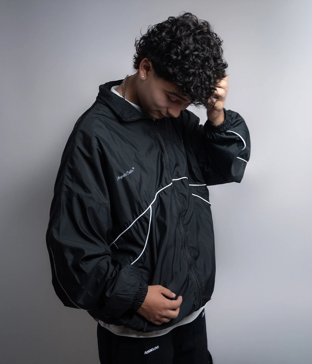 Chaqueta deportiva negra con líneas blancas