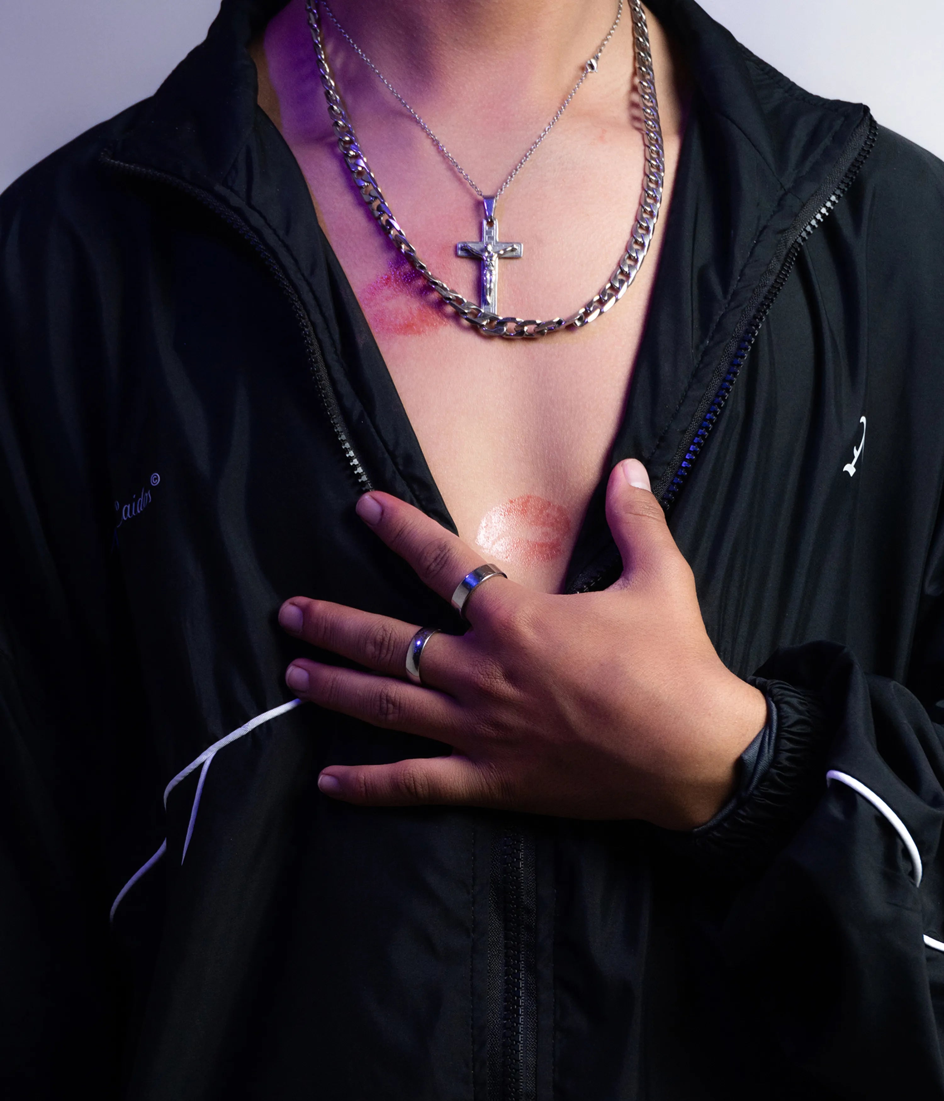 Chaqueta deportiva negra con líneas blancas