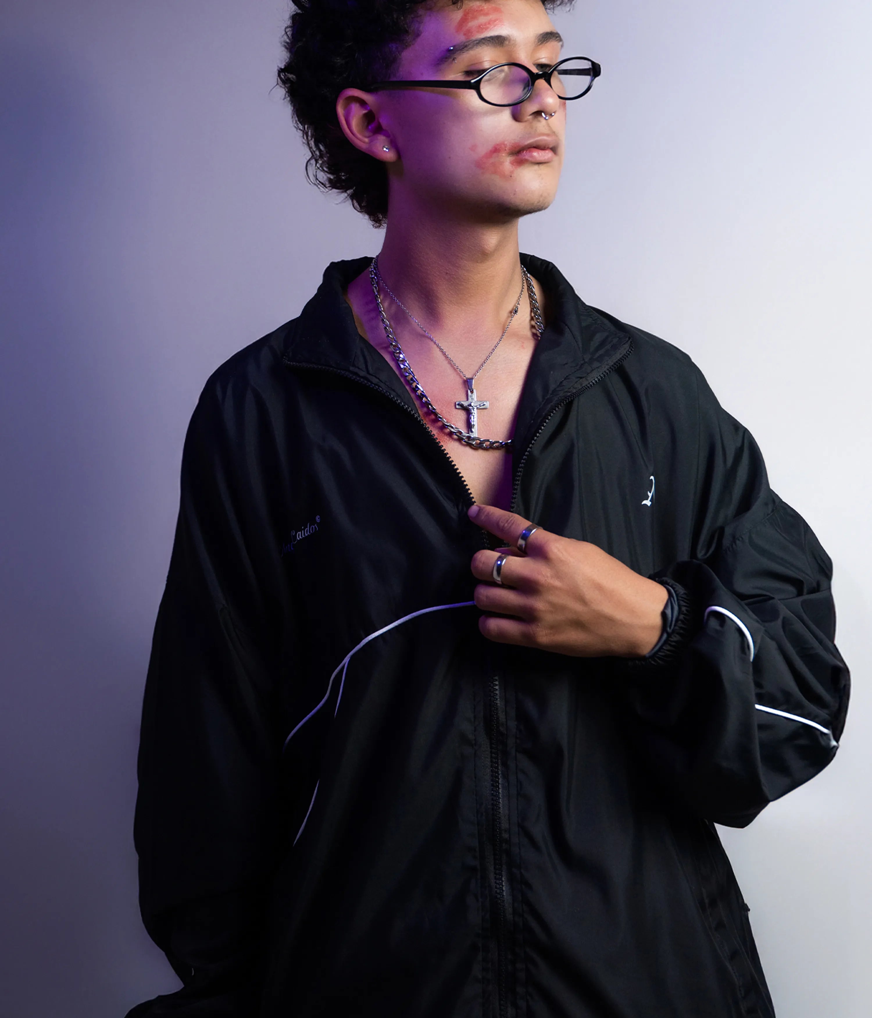 Chaqueta deportiva negra con líneas blancas