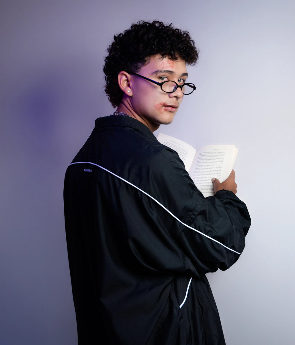 Chaqueta deportiva negra con líneas blancas