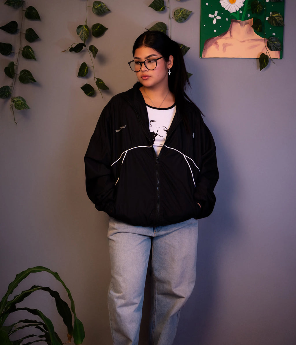 Chaqueta deportiva negra con líneas blancas