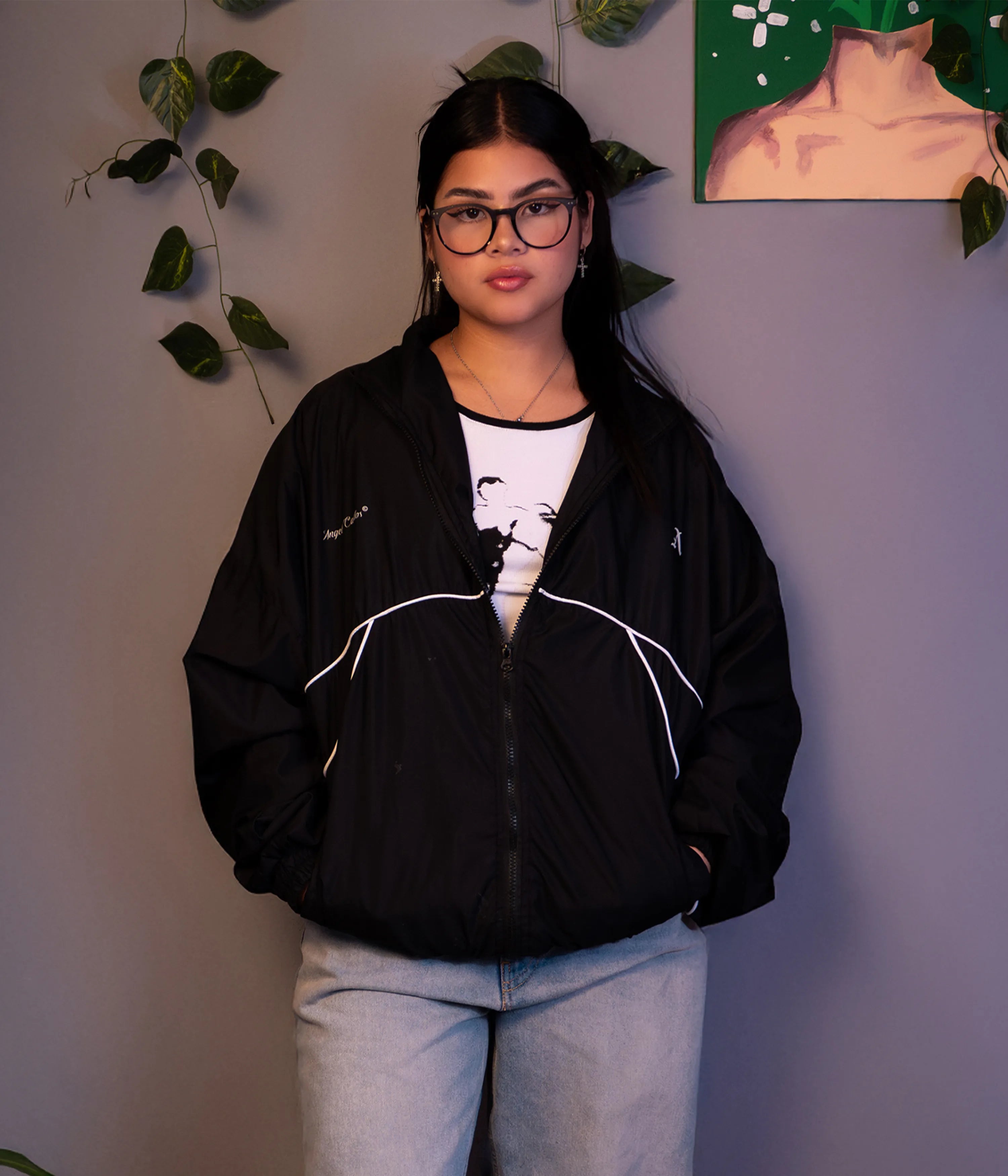 Chaqueta deportiva negra con líneas blancas