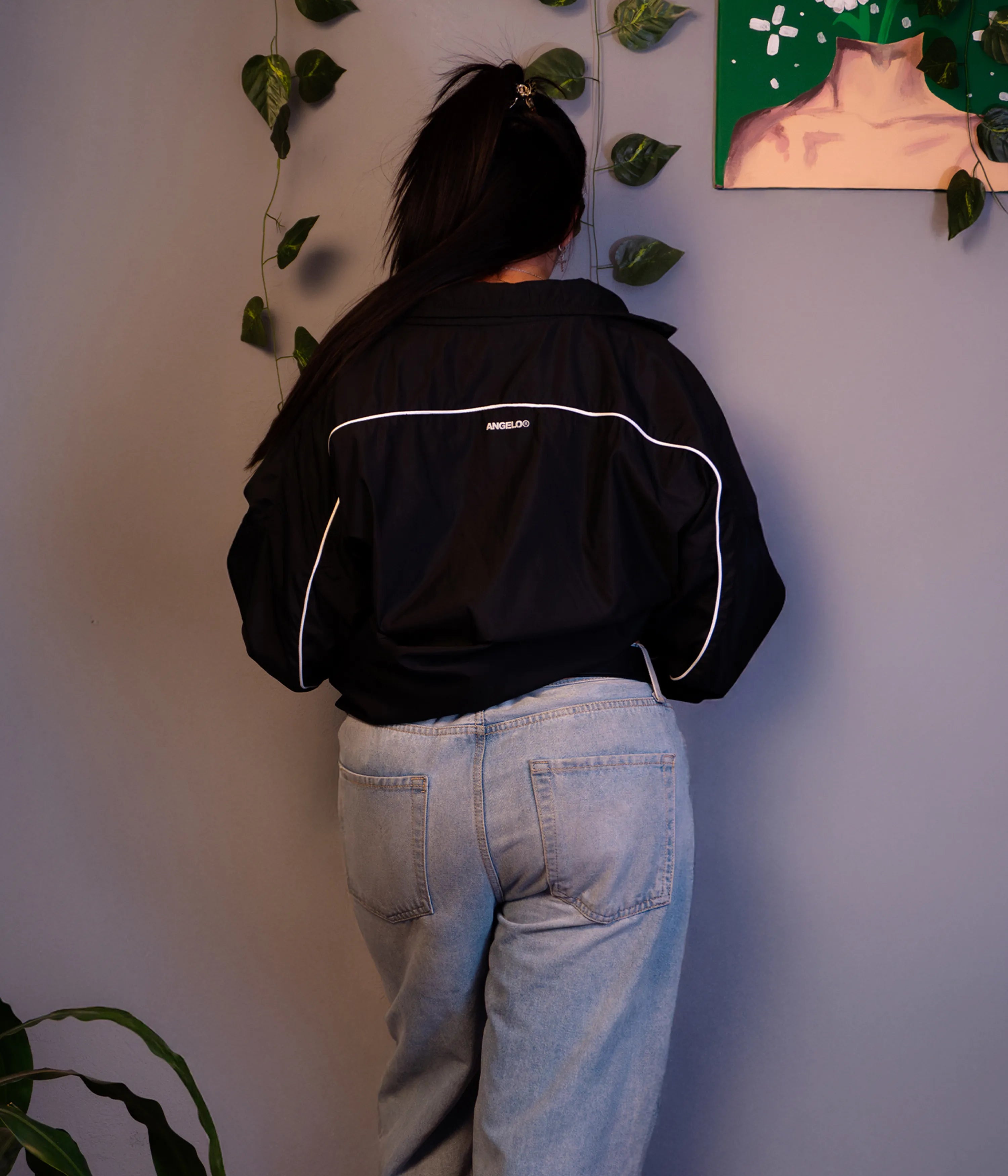 Chaqueta deportiva negra con líneas blancas